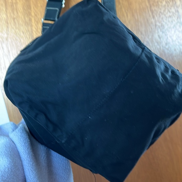 12. ROOTS VINTAGE LEATHER BUCKET CROSSBODY BAG! - Picture 7 of 7